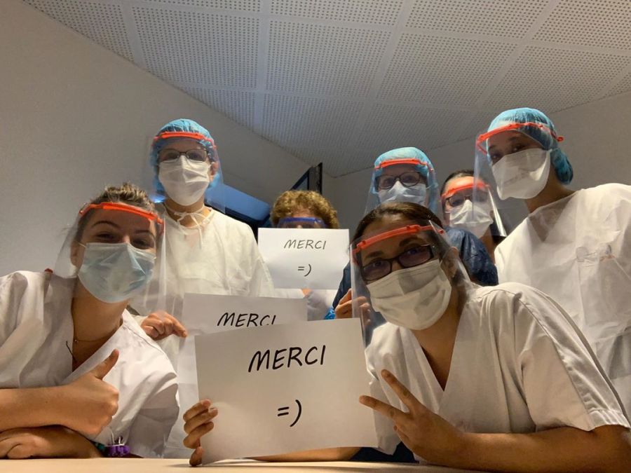 Les masques sans élastique créés par Cyrille Jaouan équipent désormais les soignants du service obstétrique de l’hôpital de Gonesse (Val-d'Oise), ravis. (Photo Cyrille Jaouan - Licence CC-BY-SA-NC) makers_cyrille_jaouan_soignants.jpg