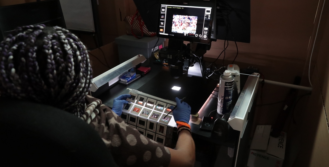 archives-photo-equipe-numerisation-tribvn-operatrice