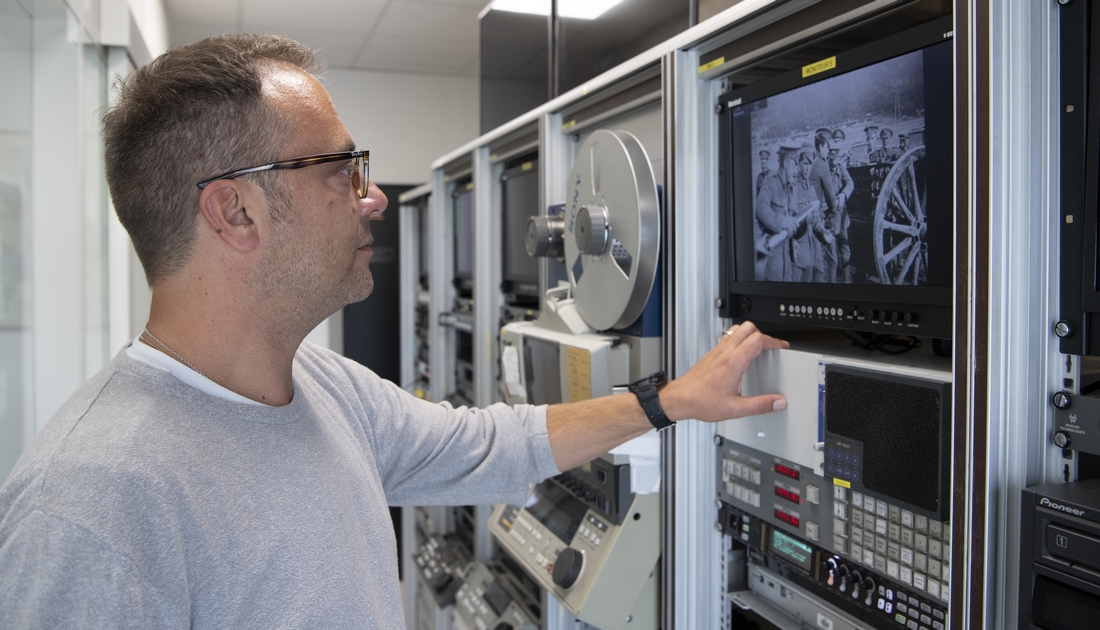 Le Département de conservation et de sauvegarde de l'Ecpad, cellule de duplication de film. ©Élise Foucaud/ECPAD/Défense ecpad-archives-guerre-conservation