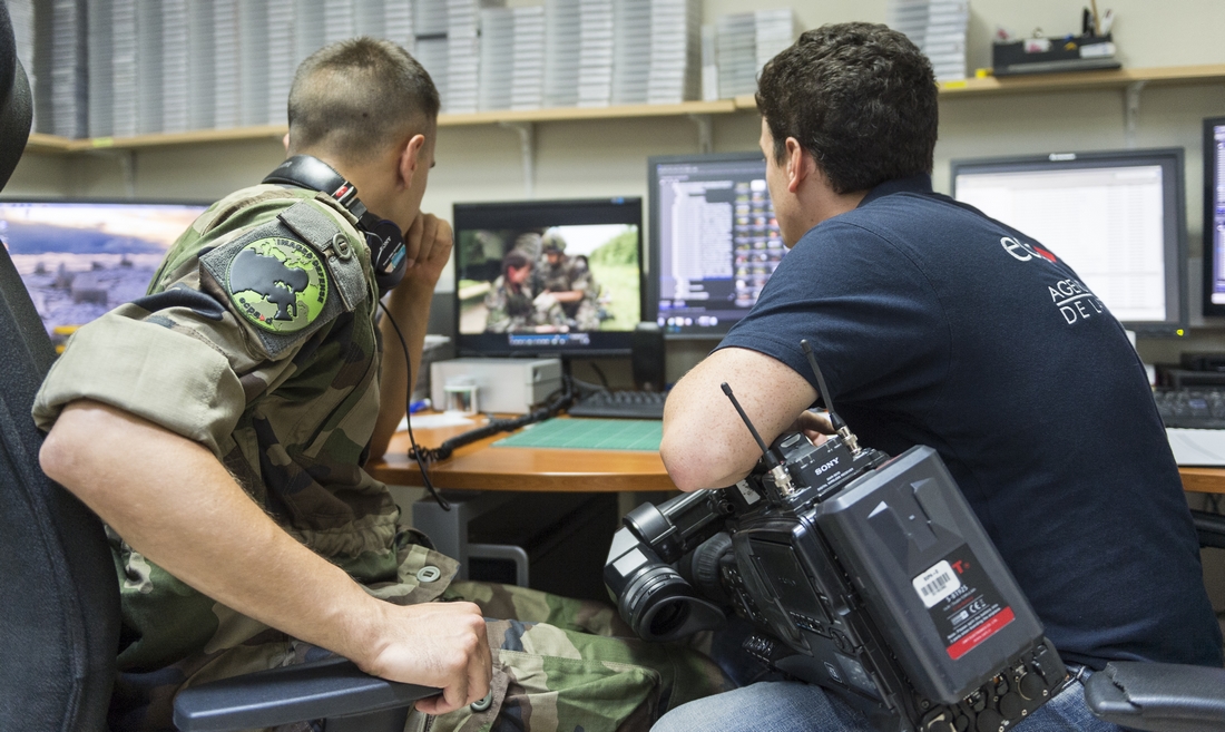 Les métiers de l’image de l’ECPAD : un opérateur de prise de son et un cadreur. ©Lara Priolet/ECPAD/Défense ecpad-archives-guerre-metier-image