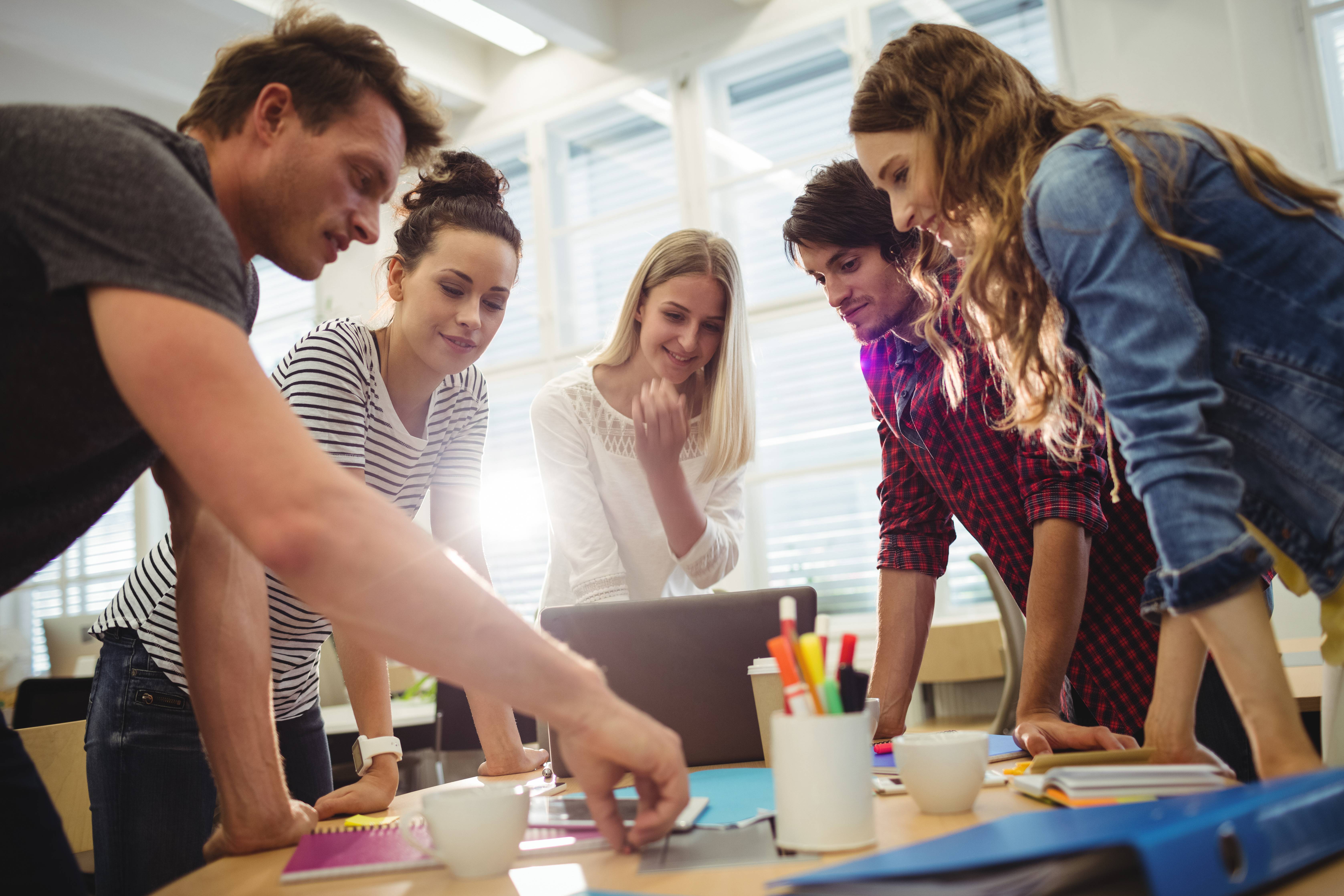 Cette journée sera l’occasion pour les intervenants et le public présent d’aborder le futur au travail et le futur du travail sous différents angles (Crédit : Freepik).