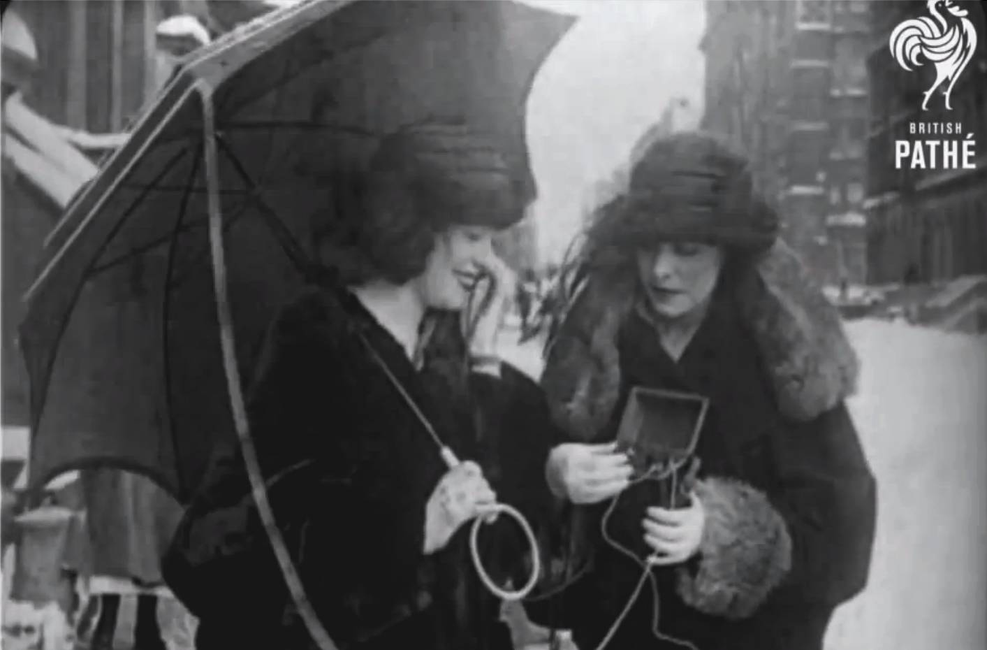 Le premier téléphone sans fil, inventé en 1922. (British Pathé)