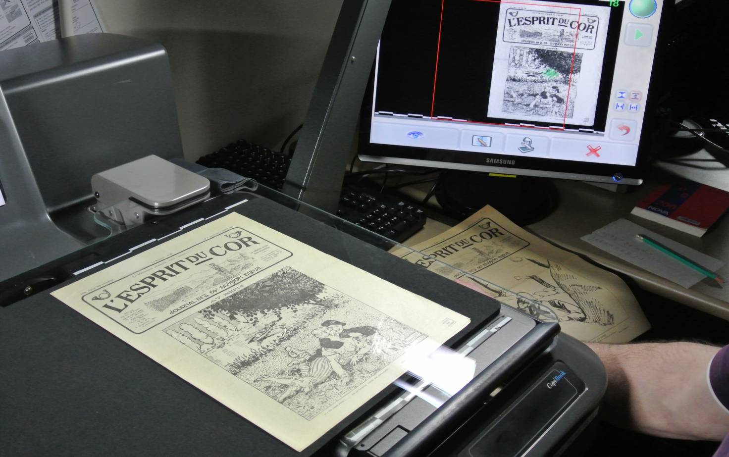 Opération de numérisation du journal de tranchée « L’esprit du cor ». (ProQuest)