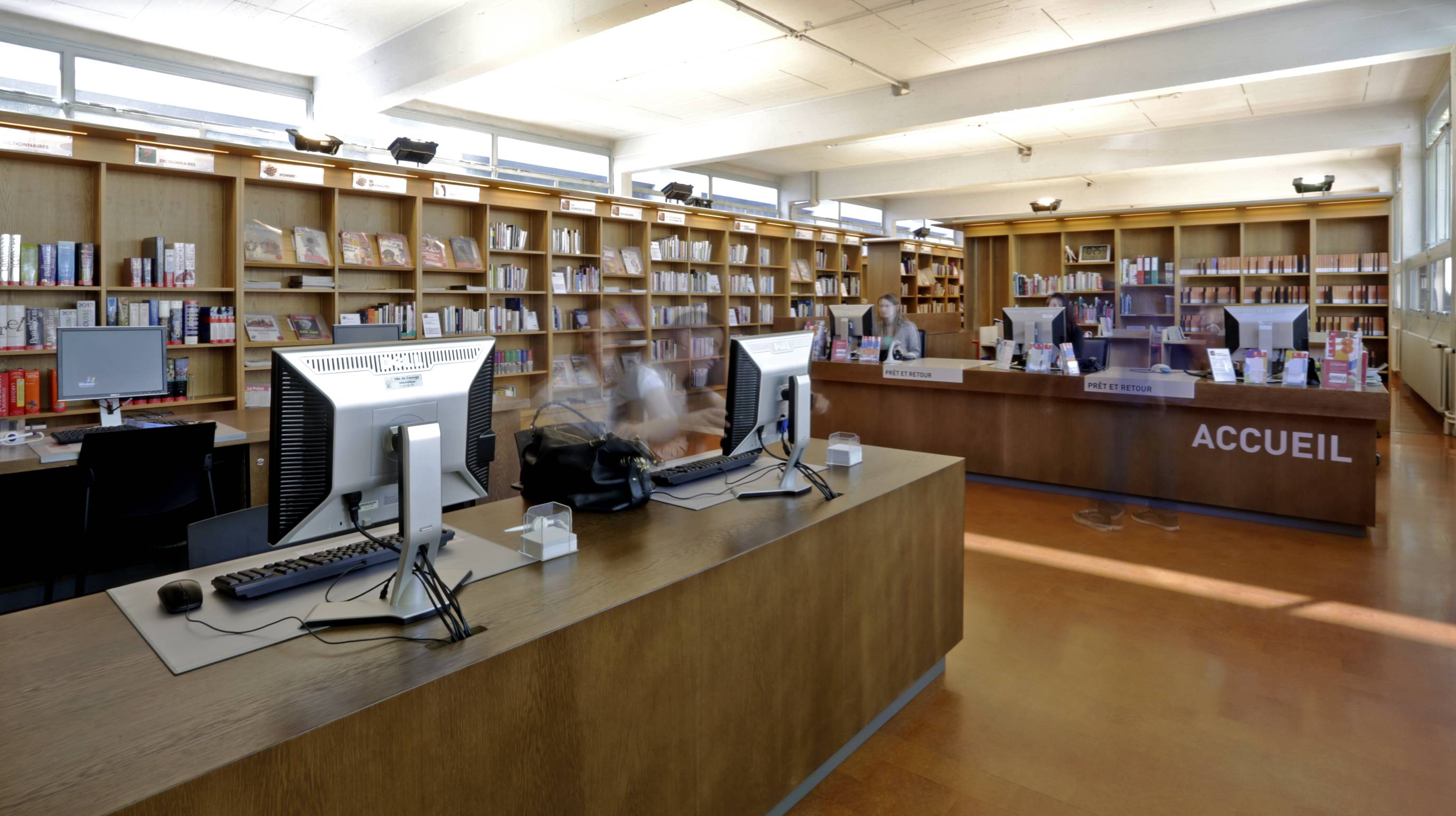 Les bibliothèques municipales et assimilées (bibliothèques d’EPCI) ont acquis 1 048 produits en 2017 contre 1 023 en 2016. Plus d’un tiers de ces produits sont des logiciels open source. (DR) bibliotheque-ordinateur