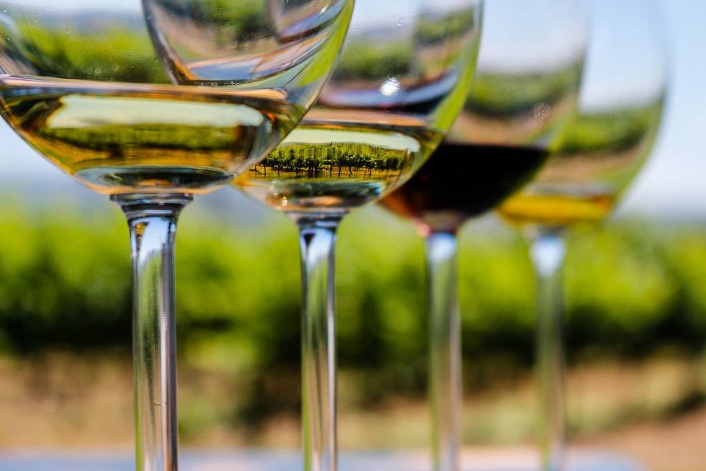 Récemment, le vignoble a même utilisé des QR Code sur ses contre-étiquettes en Chine. Chaque QR Code est ainsi lié à une photo ou un album de photos. Bouteilles de vin