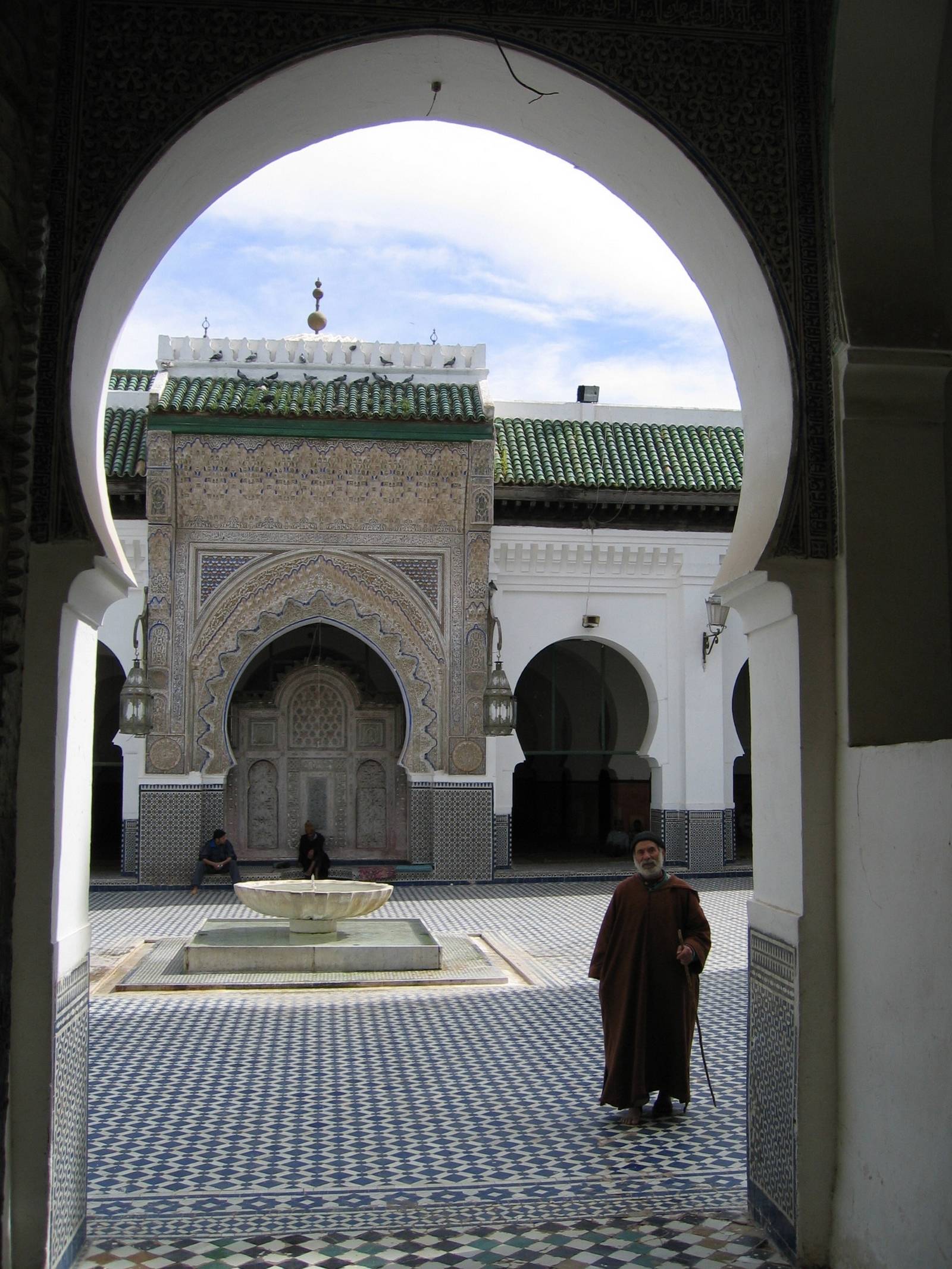Porte de la Mosquée El Qaraouiyyine (Wikipedia / Fabos 1/4/05)