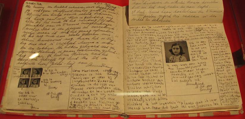 Le Journal d'Anne Frank photographié au Musée Anne Frank de Berlin. (crédit : Flickr/Heather Cowper)