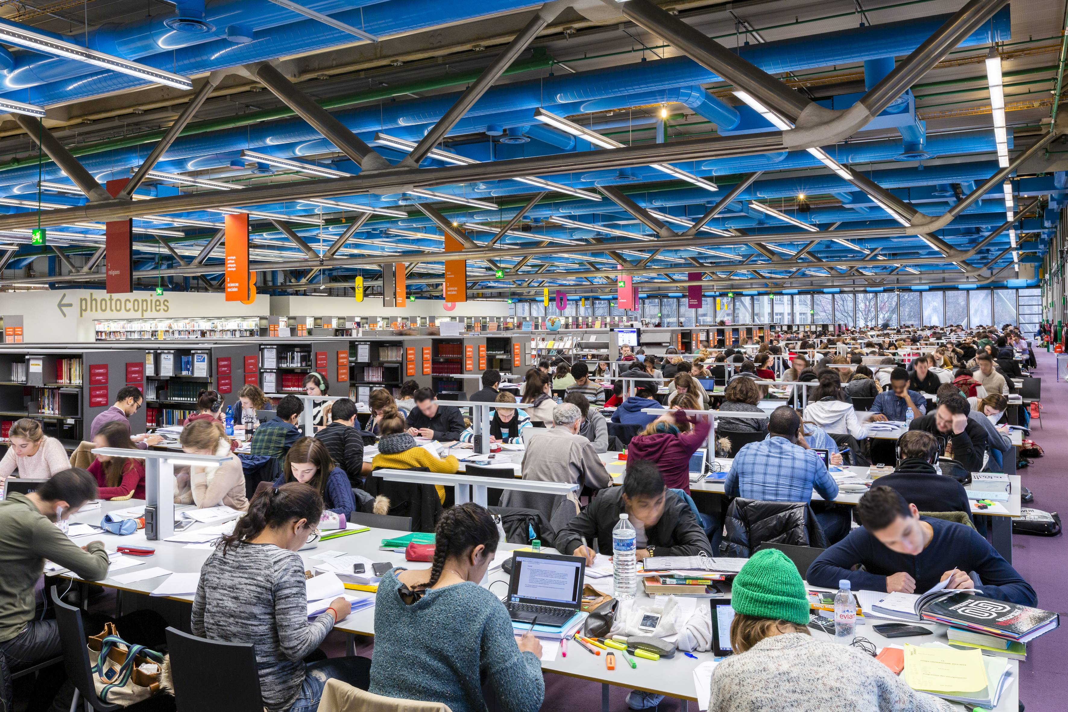Le deuxième étage de la Bibliothèque publique d'information du Centre Pompidou (Voyez-vous) BPI-bibliotheque