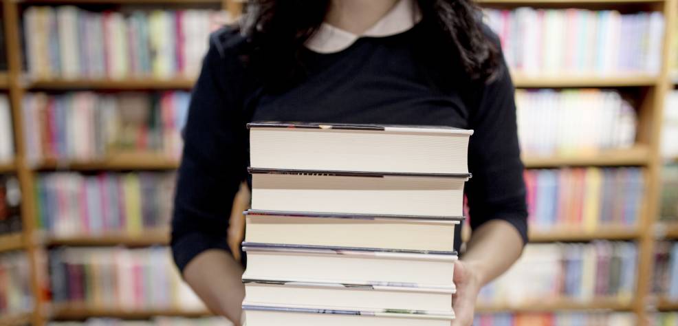 Pour retrouver grâce aux yeux de leur public (étudiants et chercheurs notamment), les bibliothèques ont aujourd’hui l’obligation de devenir de meilleures communicantes. (Designed by Freepik) bibliotheque-universite