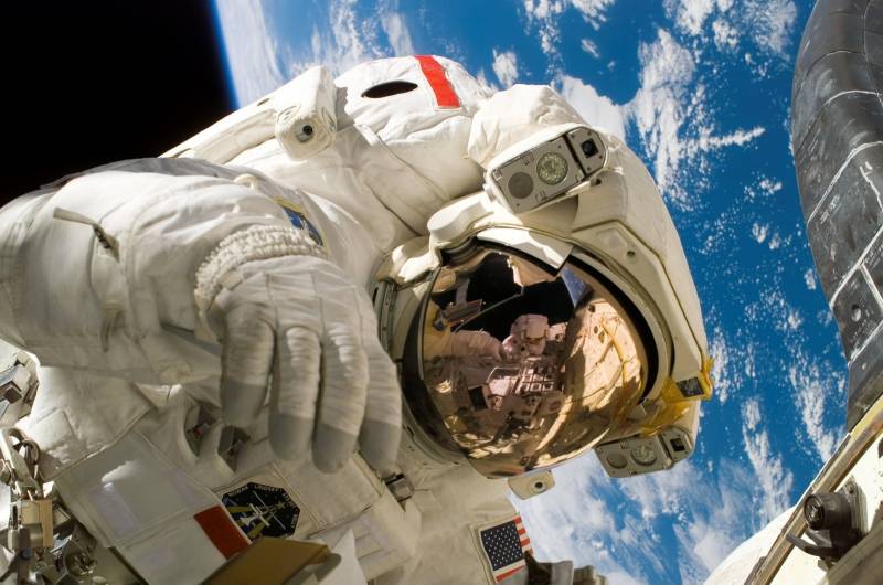 Une image libre de droit d'astronaute. 35 000 photographies et vidéos sont consultables gratuitement et simplement sur les nouveaux sites dédiés du CNRS. (CC)