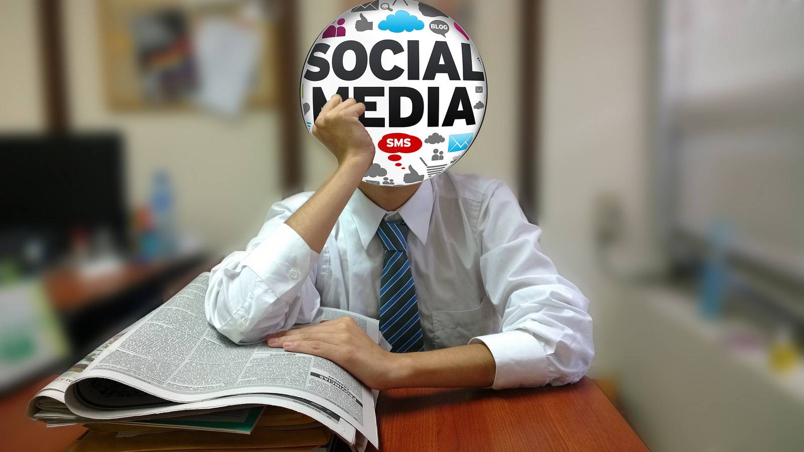 un homme dont la tête est une bulle "social media"