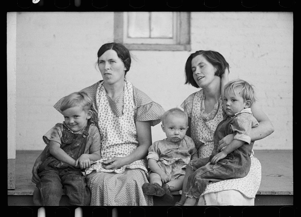 Deux mères de famille et leurs enfants photographiées dans l'Etat de New York par Arthur Rothstein, en septembre 1937. (Arthur Rothstein)