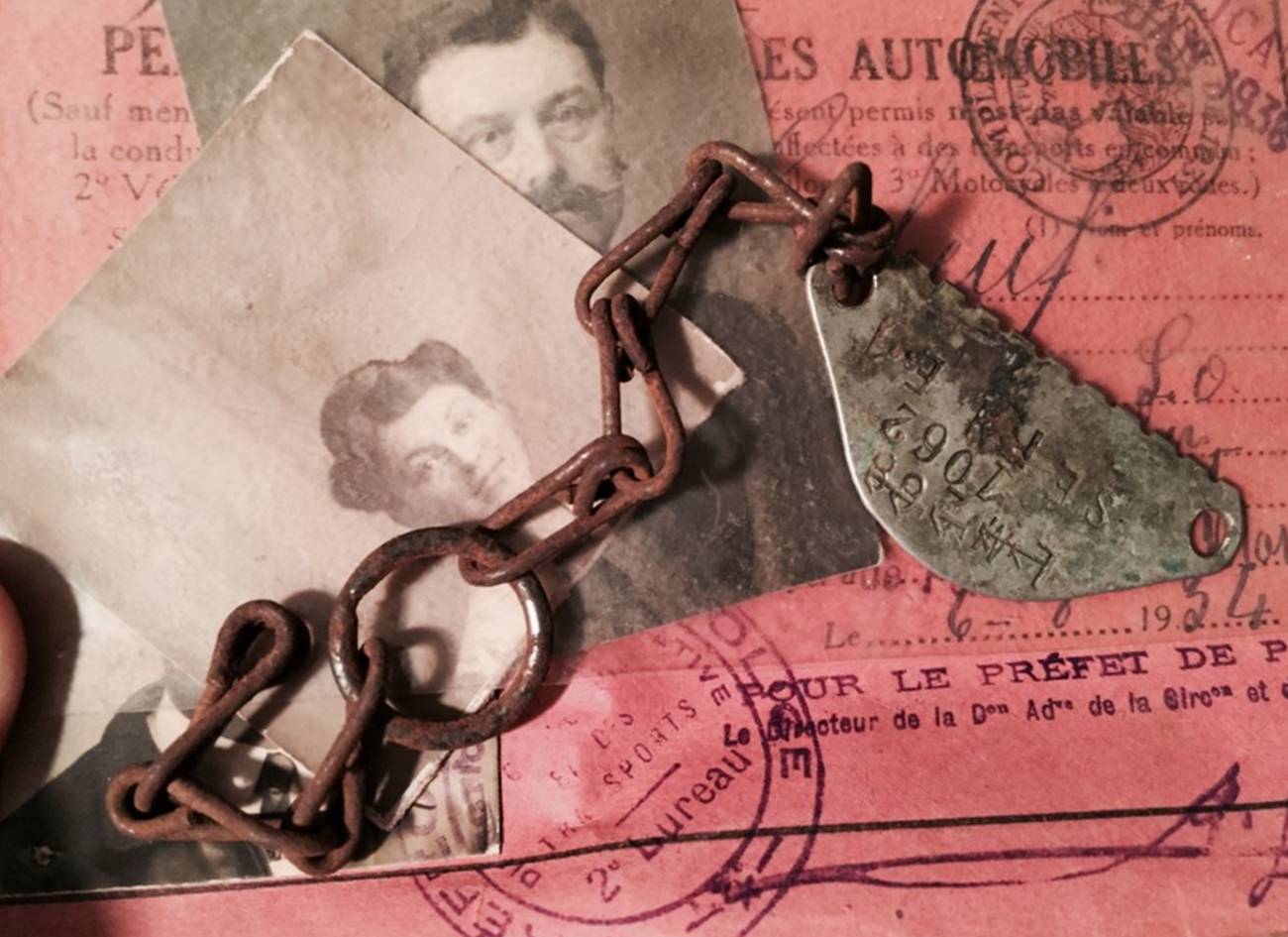 "Dans l'enveloppe "Martial" (son frère ?) il y a sa plaque de l'armée, son permis, et une lettre...", explique Clara Beaudoux. (DR)