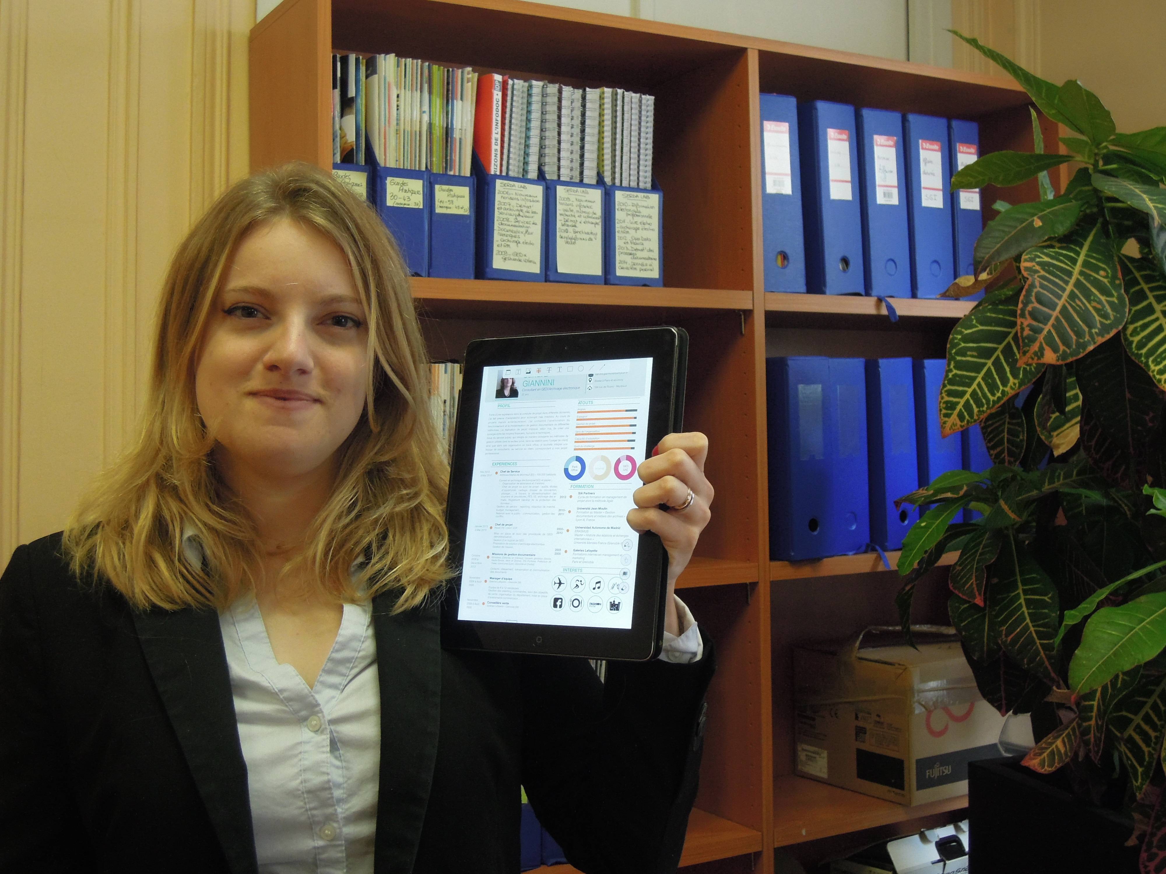Pour être sûre de ne pas connaître de problèmes de connexion, Sandra Giannini à enregistré tous ses documents sur le disque dur de son iPad (Archimag)
