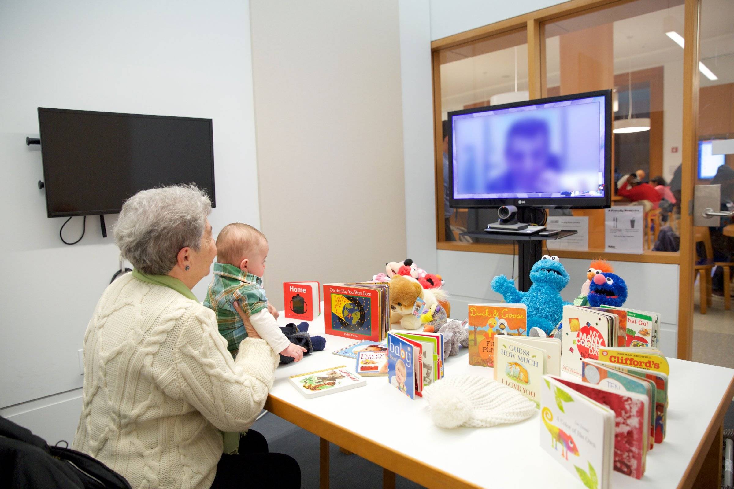 Une famille bénéficie d'une heure de visite en vidéo grâce au programme Telestory. (Gregg Richards / BPL)