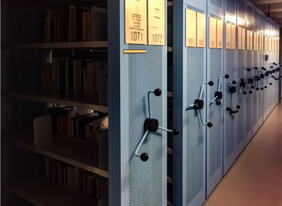 Le mois de l'engagement de l'AAF peut se faire sous forme de vidéo, de visite ou de webinaire (@ubahnverleih) Association-archivistes-francais-lance-mois-engagement