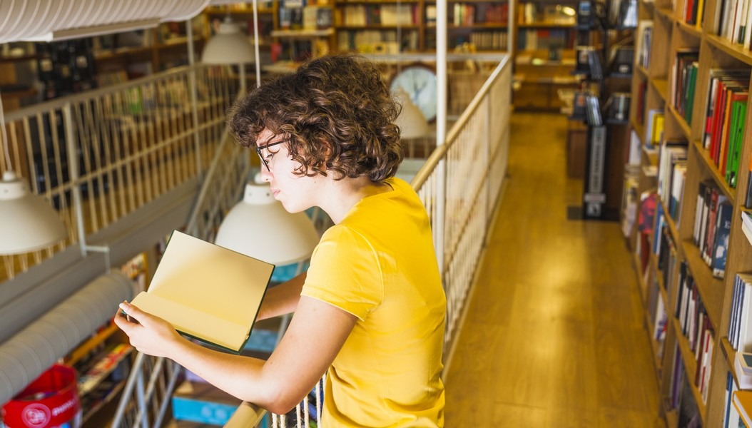 Créée en 1984, l’Association des bibliothèques publiques du Québec (ABPQ) a pour ambition d'assurer le développement, le positionnement stratégique et le rayonnement des bibliothèques publiques du Québec (Freepik).