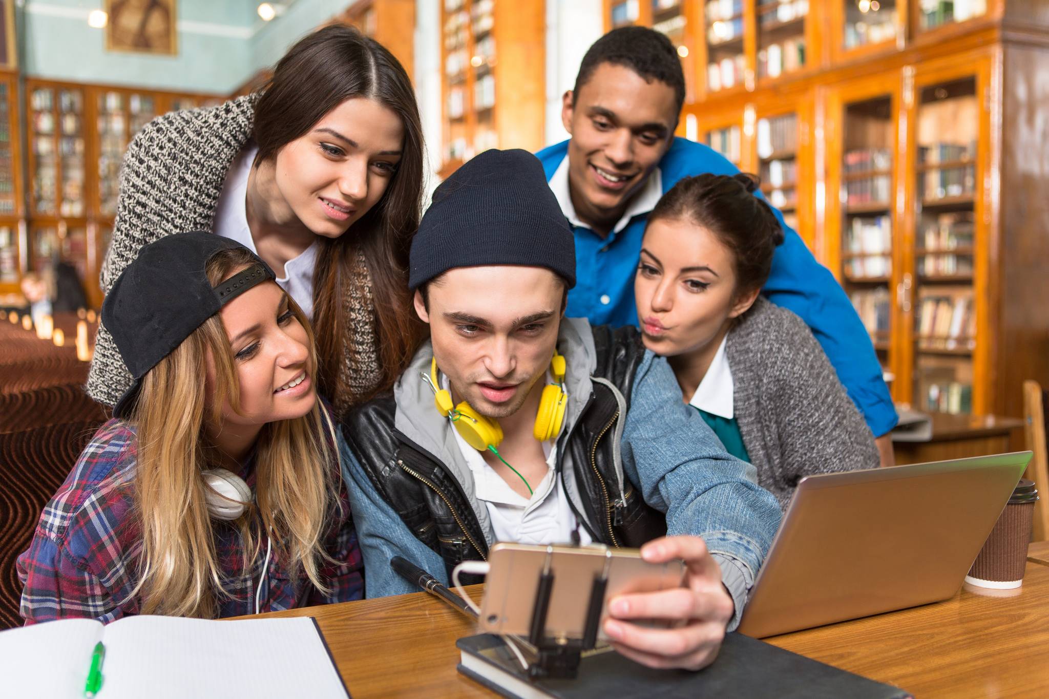 adolescents-smartphone