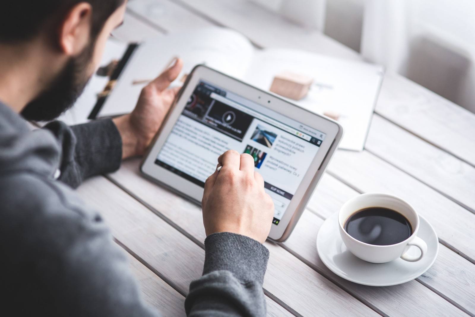 La plupart des éditeurs proposent des versions électroniques de leurs publications. Celles-ci peuvent être enrichies de services numériques (alertes, liens, indexation, etc.) et même de contenus multimédias (Visual Hunt)