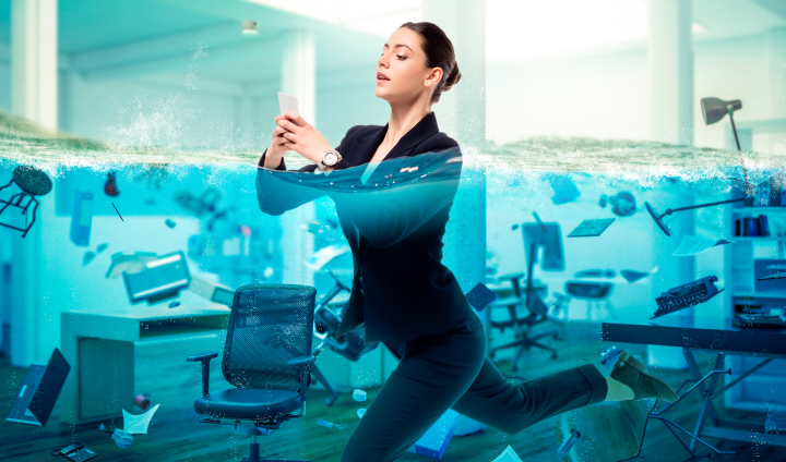femme-eau-business-ordinateur-entreprise-affaires
