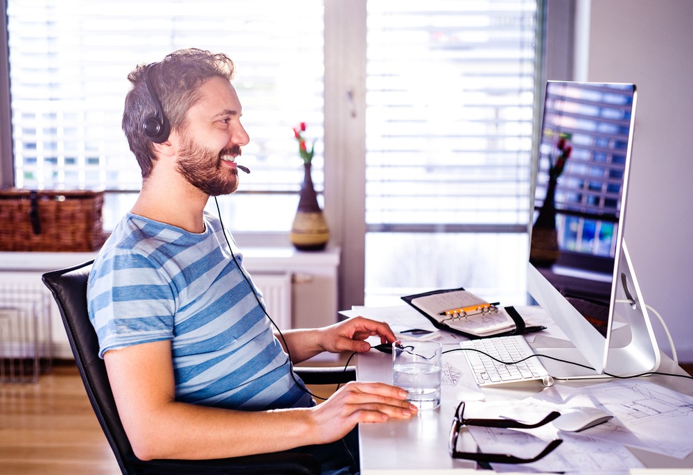 Avec le bon équipement sur le lieu de travail, beaucoup de choses sont plus faciles à faire (crédits : Halfpoint /Shutterstock)) aménagement_bureau_télétravail