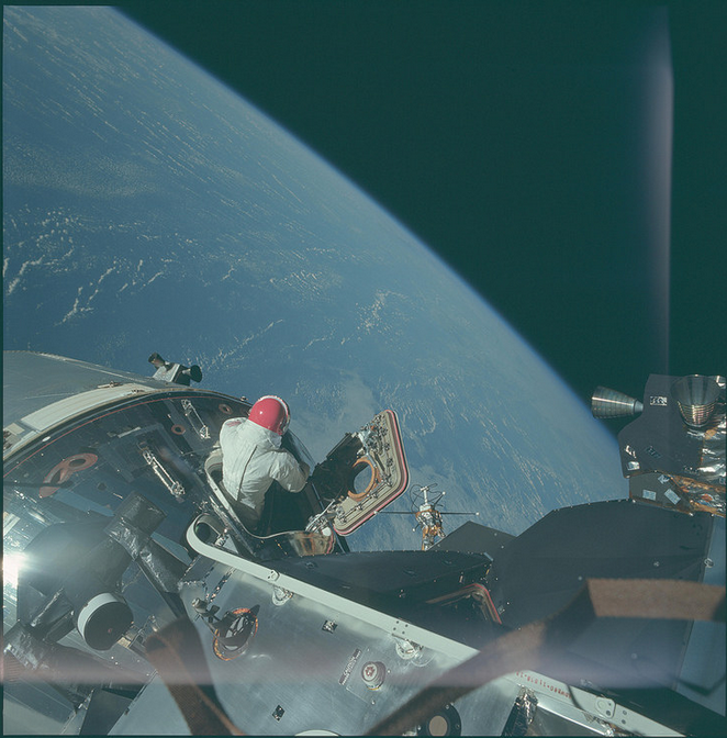 Un astronaute de la mission Apollo au-dessus de la Terre (Flickr)