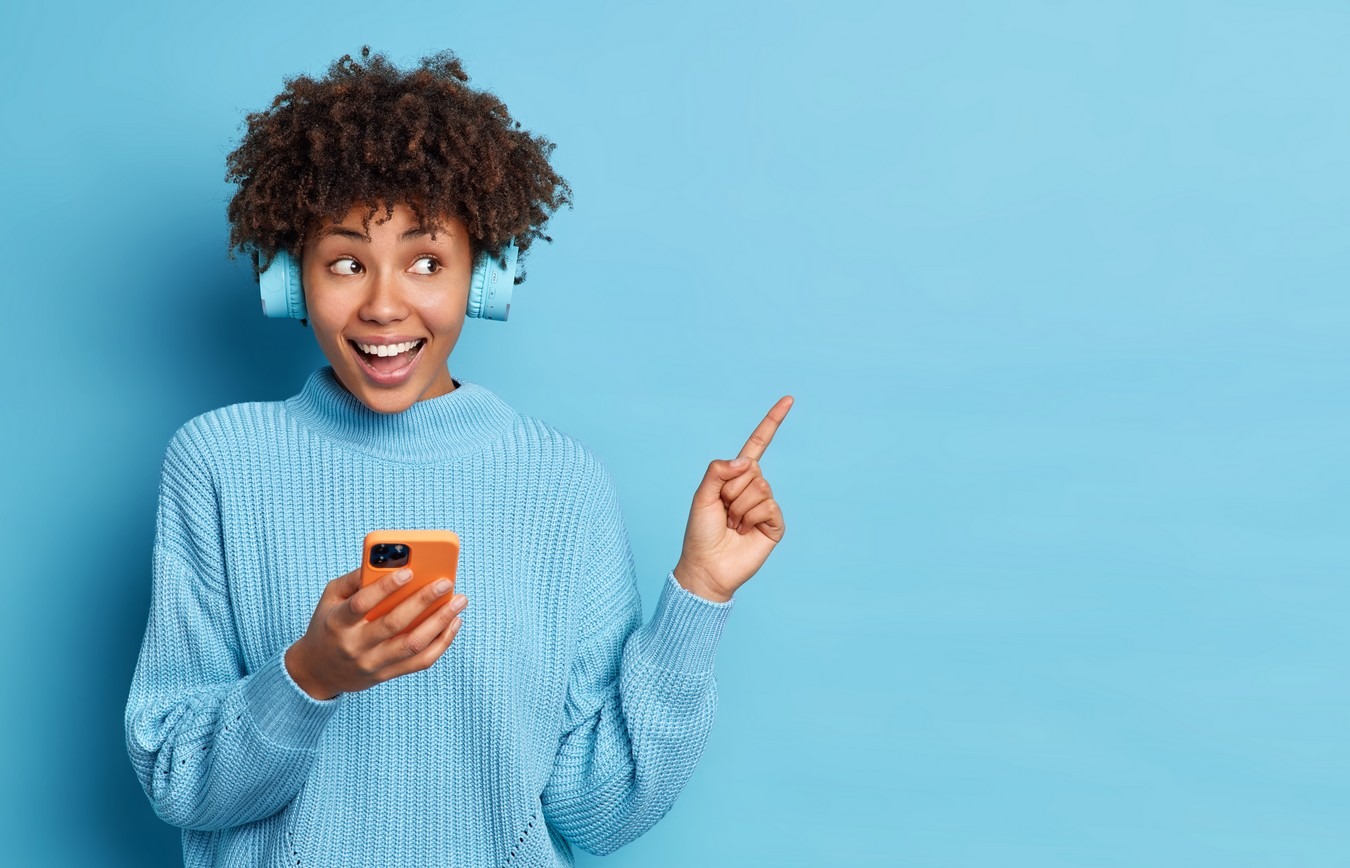 Selon le SNE, Sofia et la Société des gens de lettres, il y aurait 10 millions d'audio-lecteurs en France. (Wayhomestudio/Freepik) livre-audio-applications-top