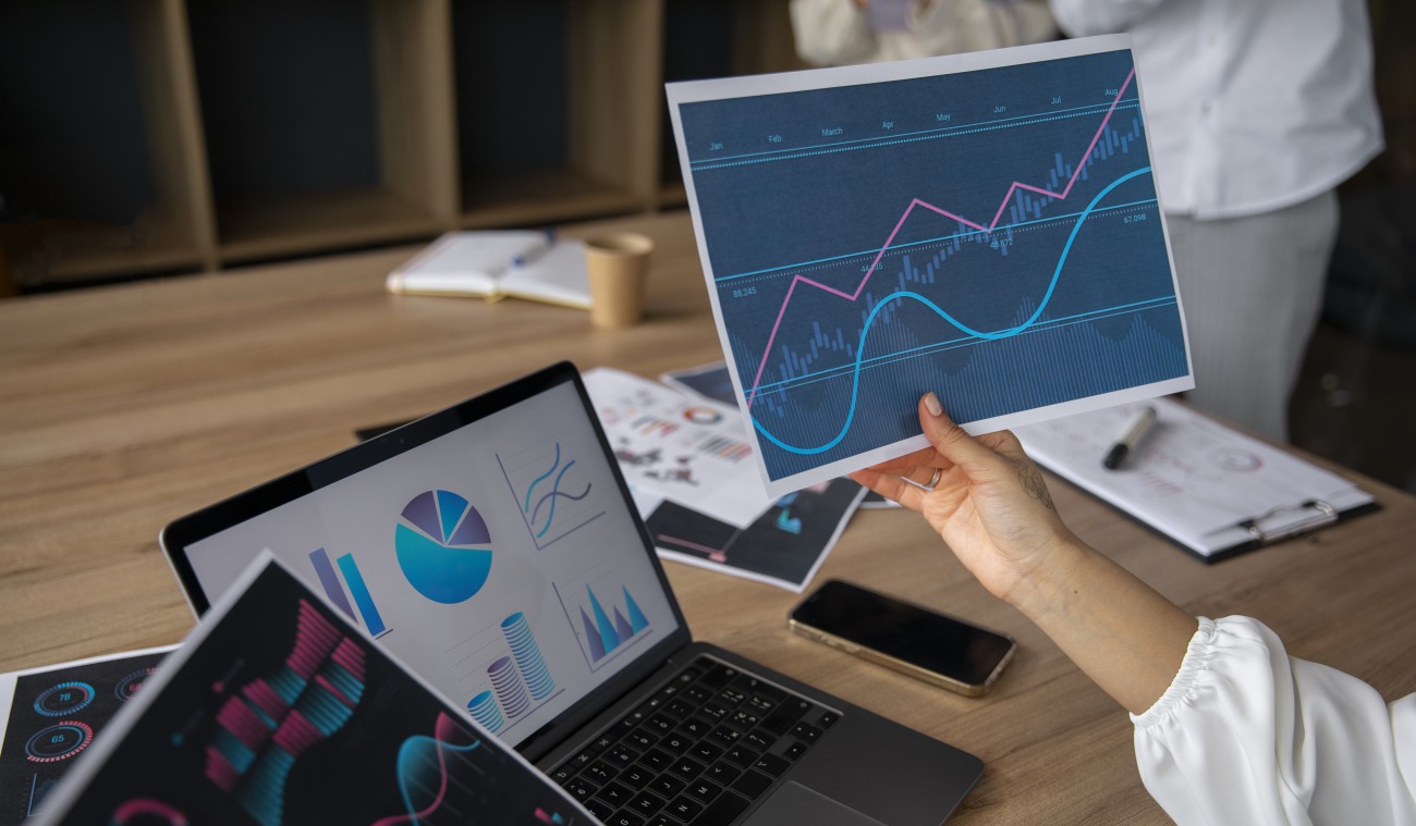 Le Data Management est un facteur-clé de la transformation digitale du secteur de la finance. (Freepik) employes-de-bureau-utilisant-des-graphiques-financiers