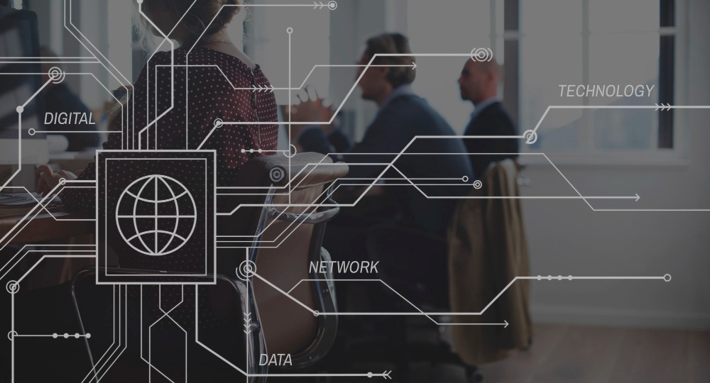 Avoir recours à une approche Data Mesh, permettrait aux organisations de centraliser et gérer au mieux leurs données. De plus, cela contribuerait à une meilleure organisation au sein des entreprises et offrirait de nombreux avantages. (FreePik/ Rawpixel) Data-mesh-quel-est-reellement-interet-approche