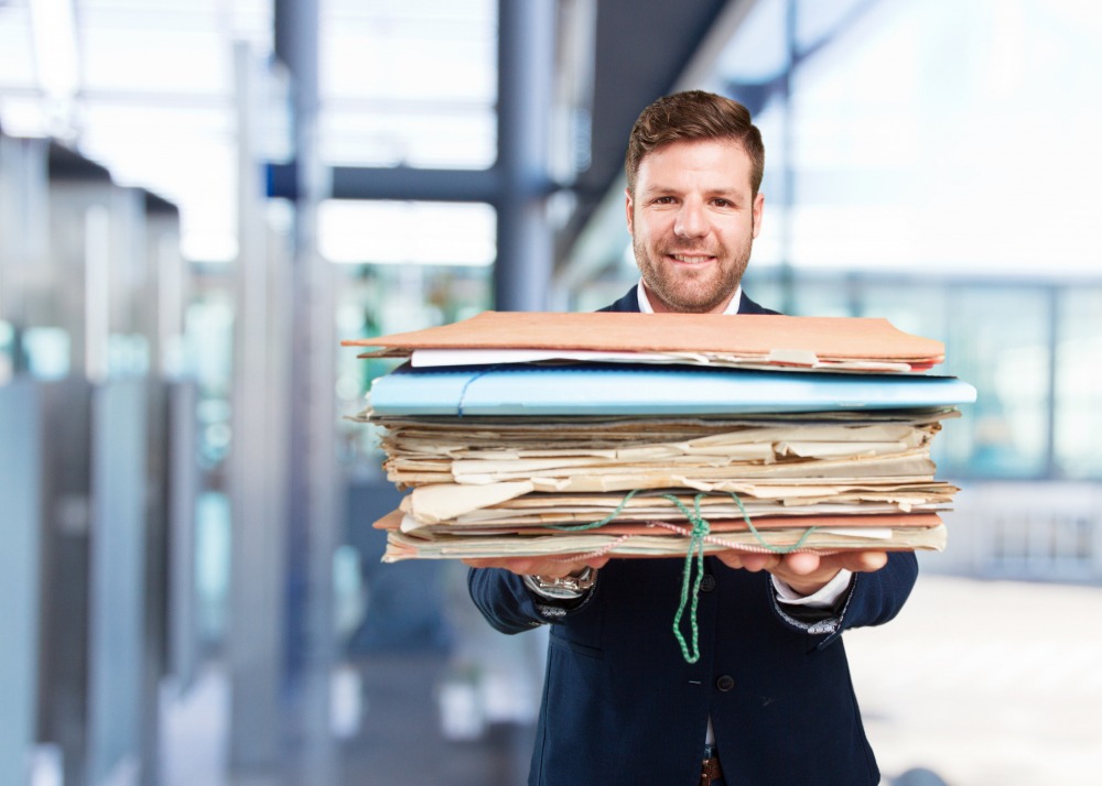 Homme avec des archives papiers dans les mains