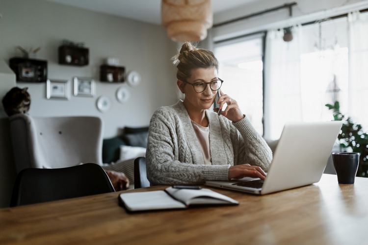 Les archivistes semblent satisfaits de leur expérience actuelle du télétravail. (Crédit : CASTORStudio/Freepik.)