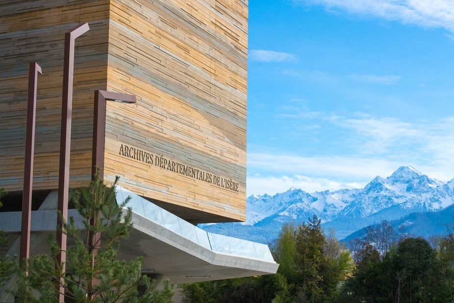 Détail de la façade avec le massif de Belledonne en fond (© Frédéric Pattou) Un nouveau bâtiment pour les archives de l'Isère