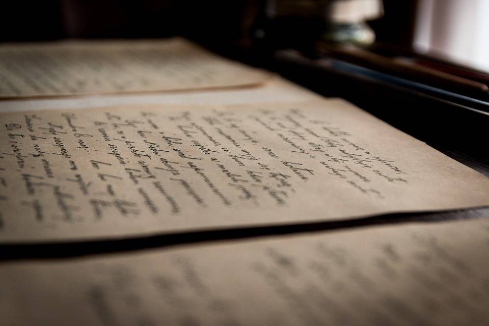 La France compte 610 services d'archives municipales pour 35 416 communes (Pixabay / jarmoluk)