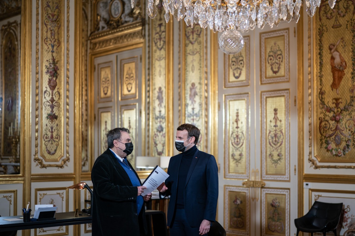 L'historien Benjamin Stora remettant son rapport à Emmanuel Macron le 20 janvier 2021 (Présidence de la République)