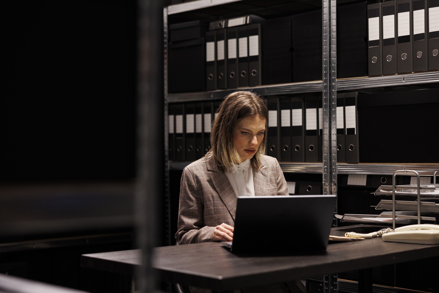 À plusieurs endroits du globe, des archivistes francophones font face à une diminution de leurs moyens et à un manque de reconnaissance de leur profession. (DC Studio/Freepik) Archivistes-francophones-defis-problematiques-similaires