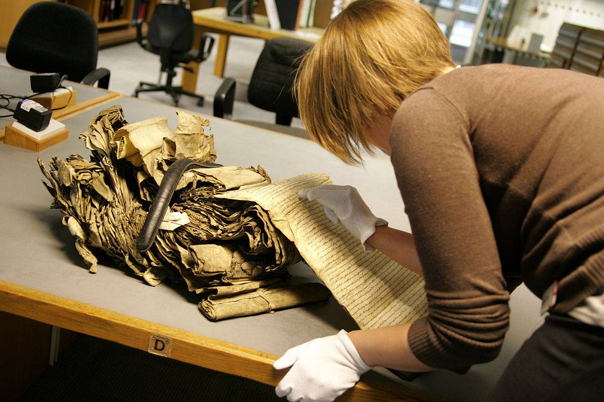 Danielle sauve les archives d'une grande entreprise (illustration National Archives UK / Wikimedias) une femme en plein travail de restauration