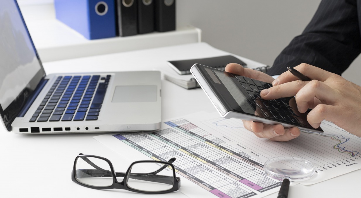 businessman-banque-assurance-banquier-calcul-calculatrice-finances