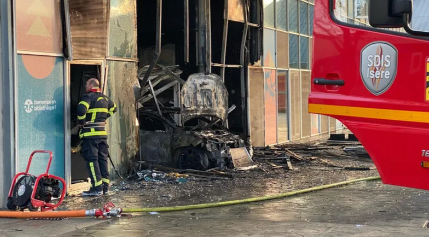 Selon les forces de l'ordre, de nombreux containers ont été incendiés afin de ralentir la progression des policiers (France 3 Alpes) Grenoble-bibliotheque-Chantal-Mauduit-entierement-detruite-incendie-volontaire