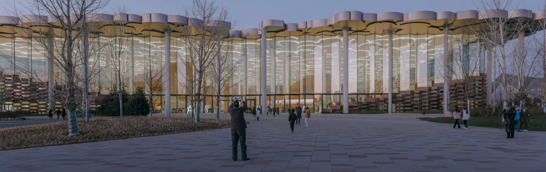 Le bâtiment de 75 000 m² a été conçu par les agences Snøhetta et ECADI (Snøhetta) bibliotheque-Pekin-bibliotheque-publique-annee-2024