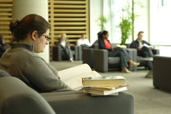 Une lectrice dans les espaces de la Grande Bibliothèque de Montréal (Photo : Louis-Étienne Doré)