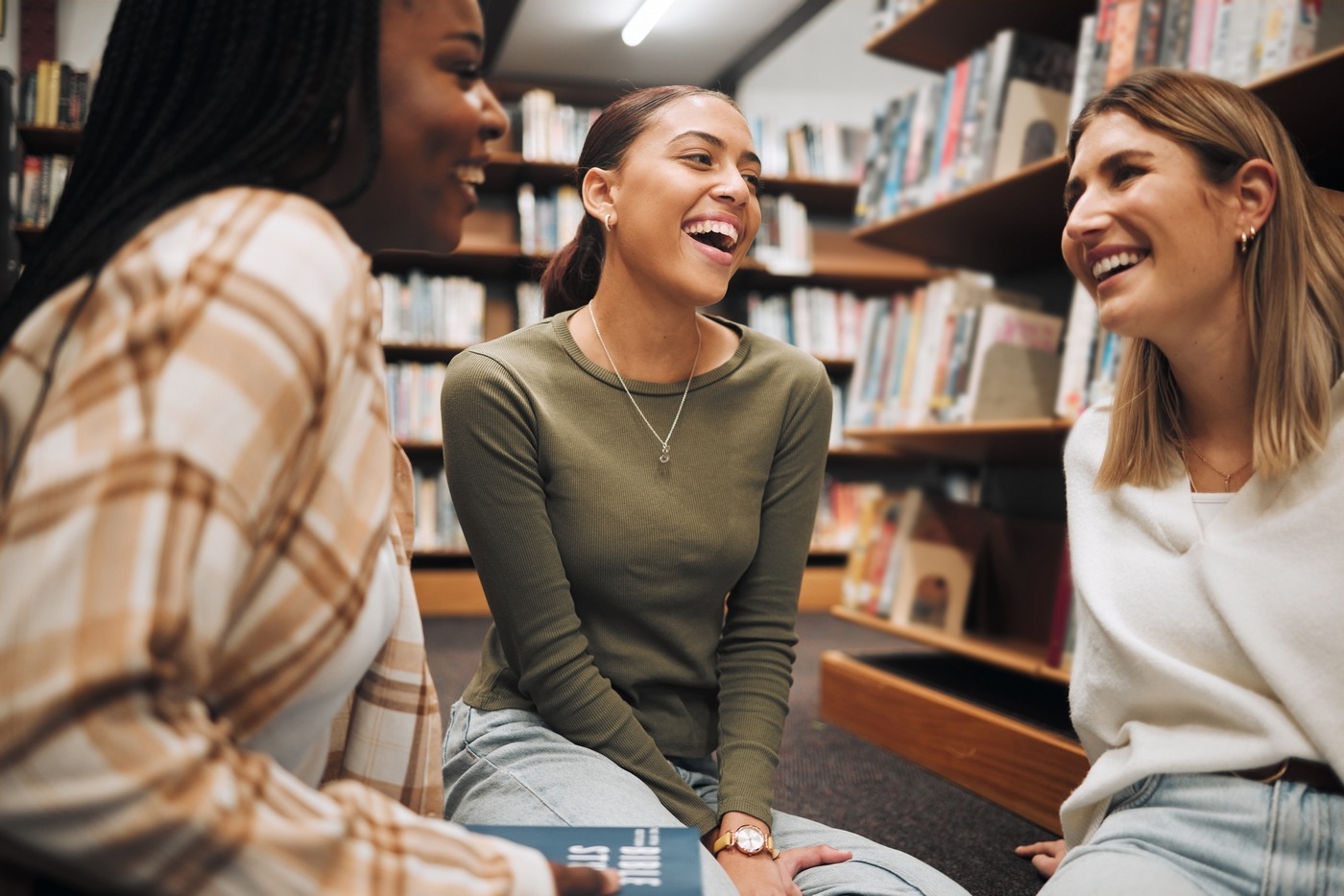 "Le pass Culture a permis d’attirer de nouveaux venus puisque seuls 32 % des utilisateurs s’étaient déjà rendus en bibliothèque avant d’en bénéficier", expliquait le ministère de la Culture en septembre dernier. (freepik) Bibliotheque-attirer-publics-creer-lien