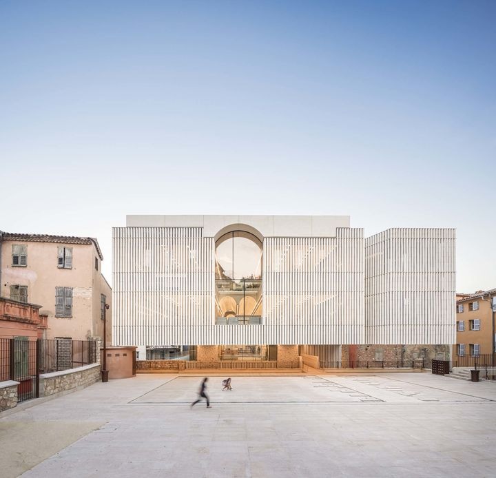 la médiathèque Charles-Nègre de Grasse dans les Alpes-Maritimes, Equerre d'argent 2022 (© Fernando Guerra / FG+SG) Architecture-mediatheque-Grasse-remporte-Equerre-argent-2022