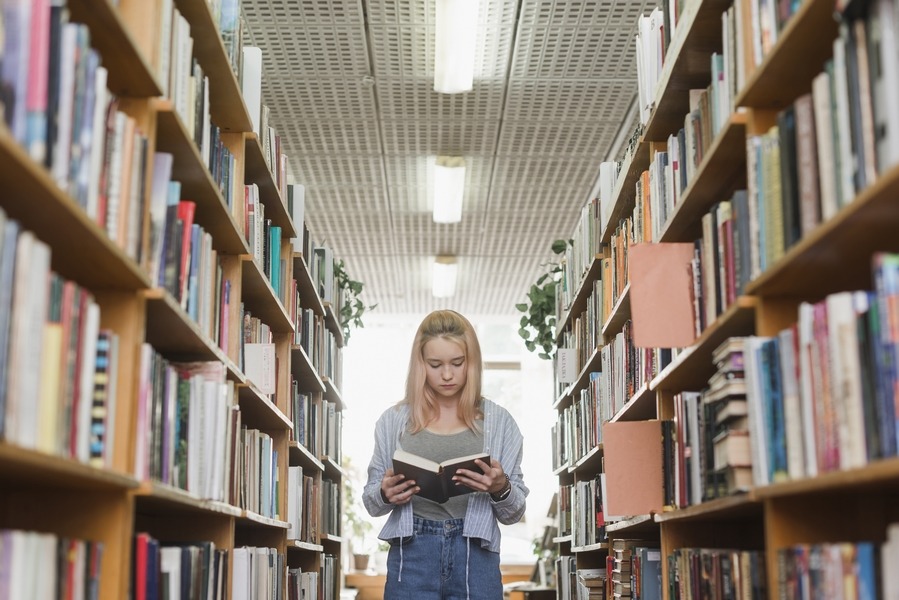 Chaque année, les palmarès analysés donnent à voir les 100 ou 150 titres les plus acquis ou empruntés dans quatre catégories différentes : fiction adulte, documentaire, bande dessinée et jeunesse (Freepik).