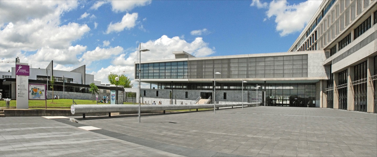 Bibliothèque du site des Chênes à Cergy (95) (Crédits : dalbera, FLICKR)