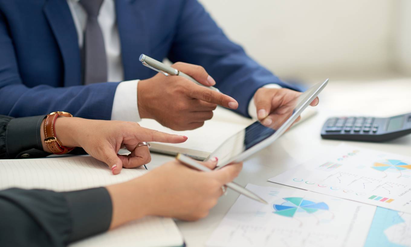 "Le document ou contenu va pouvoir être figé et accompagné de son dossier de traces pour être soit sécurisé dans un stockage fiable, soit archivé dans un SAE", Pierre Fuzeau de Serda. (Freepik/Pressfoto) tablette-signature-electronique