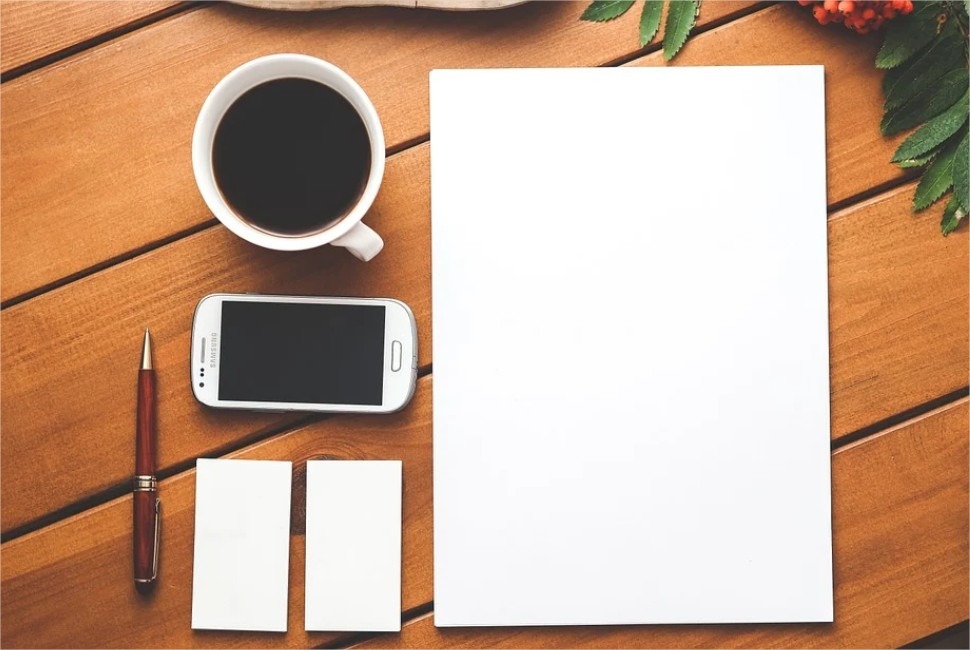 Diverses solutions sont offertes par les opérateurs pour gérer la téléphonie mobile des entreprises. Découvrez les plus efficaces pour assurer cette tâche (Pixabay) café-téléphoner-papier