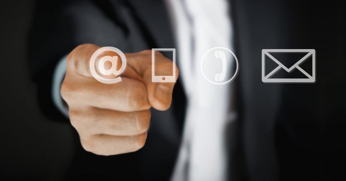 Contribuez au prochain supplément Archimag portant sur sur la gestion de la communication client en répondant à notre enquête ! (Pixabay/Tumisu) contact-mail-telephone-smartphone-business