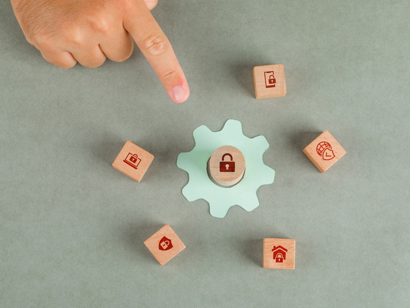 Le Focus de la Rédaction "Les 3 enjeux de la gestion de contenus documentaires : sécurité, collaboration, IA" se tiendra le mardi 17 octobre de 9h à 11h à l’hôtel Marignan. (Freepik/8photo) conceptuel-main-homme-confidentialite-donnees-pointant-blocs-bois-icone-parametres-papier
