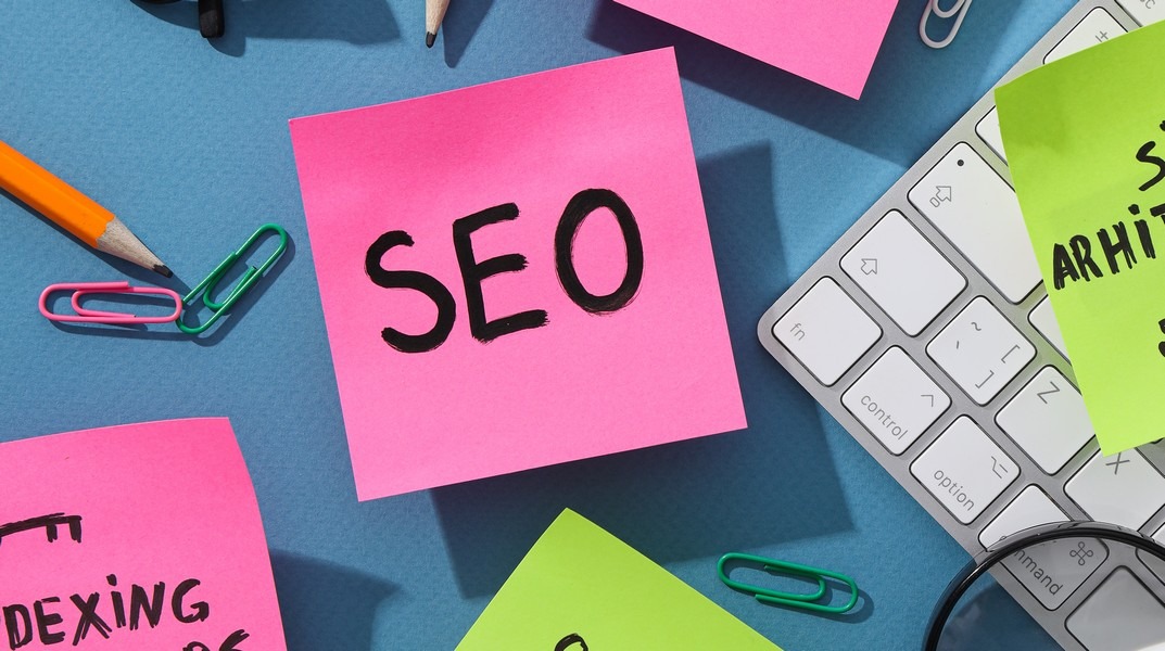 Le SEO désigne l’ensemble des techniques pour référencer les pages de son site ou blog dans les moteurs de recherche (Atlascompany, Freepik).