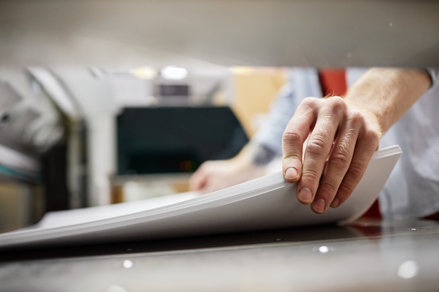 Du papier à la donnée, à la vitesse de plusieurs milliers de pages par jour (Freepik).